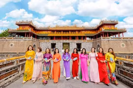 Exposición virtual honra belleza de traje típico de mujeres vietnamitas