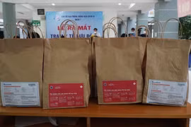 Brindan bolsas de medicamentos a pacientes del COVID-19 en Ciudad Ho Chi Minh