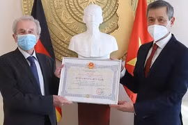 Entregan Medalla de la Amistad a un alemán aficionado al café vietnamita