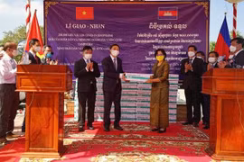 Gobierno de Camboya entrega a Vietnam 200 mil dosis de vacuna contra el COVID-19