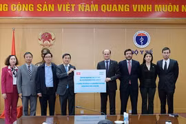 Recibe Ministerio de Salud de Vietnam lote de vacuna contra COVID-19 donado por Argentina