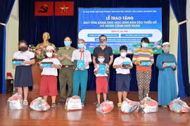Entregan tabletas a alumnos desfavorecidos de minorías étnicas en Vietnam
