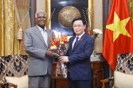 Presidente de la Asamblea Nacional de Vietnam recibe a dirigentes de partidos políticos indios