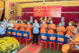 Entregan regalos del Tet a comunidad khmer en Ciudad Ho Chi Minh