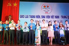 Jóvenes vietnamitas y chinos cultivan su amistad