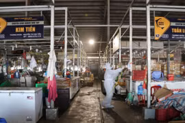 Cierra por COVID-19 uno de los mayores mercados de Ciudad Ho Chi Minh