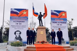 Inauguran en Hanoi estatua del gran poeta ruso Pushkin