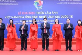 Inauguran exposición fotográfica sobre Vietnam a través del lente de fotógrafos internacionales