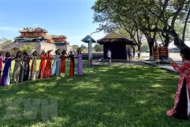 Hue ofrece entrada gratuita a reliquias para ciudadanos con traje tradicional
