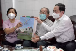 Obsequian a familias beneficiadas de políticas sociales en provincia vietnamita por el Tet