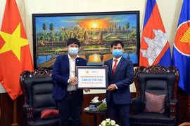 Jóvenes empresarios de Vietnam apoyan a camboyanos en lucha contra COVID-19