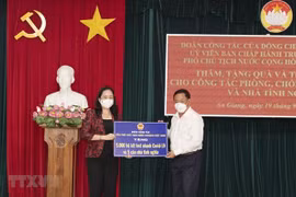 Vicepresidenta vietnamita entrega obsequios a favor de lucha contra el COVID-19