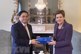 Primer ministro de Vietnam aboga por promover cooperación con Escocia en energías renovables