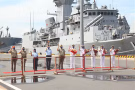 Buques de la Armada Real de Australia llegaron a Vietnam 