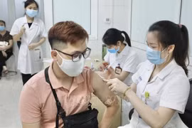Administran primera dosis de vacuna vietnamita Nano Covax en su última fase de ensayo