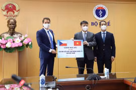 Recibe Vietnam miles de dosis de vacunas donadas por la República Checa