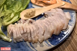 Rollitos frescos con arroz fermentado, camarón y carne, plato delicioso de Hanoi