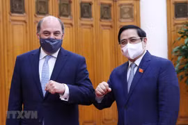 Premier vietnamita recibe al secretario de Estado para Defensa del Reino Unido