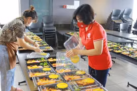 Brindan millones de porciones de comida a localidades vietnamitas en medio del COVID-19