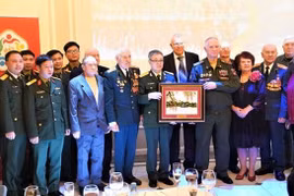 Agradecen a veteranos rusos por respaldo a Vietnam en la pasada guerra