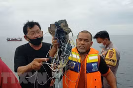 Indonesia: Detectan posibles señales de caja negra del avión estrellado 