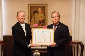 Entregan certificado de mérito de canciller vietnamita a coleccionista de arte japonés