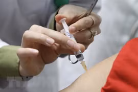 Médicos en Ciudad Ho Chi Minh, entre los primeros en vacunarse contra COVID-19 en Vietnam 