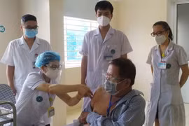 Vacunan contra COVID-19 al 23 por ciento de vietnamitas mayores de 18 años