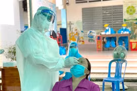 Los nuevos contagios del COVID-19 siguen superando 12 mil en Vietnam 