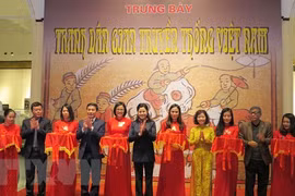 Inauguran exposición de pinturas folclóricas tradicionales de Vietnam