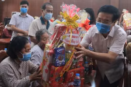 Entregan regalos de Tet a personas necesitadas en provincia de Dong Nai