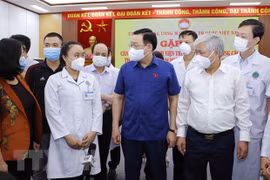 Presidente del Parlamento destaca aportes de personal médico y voluntarios a lucha contra el COVID-19