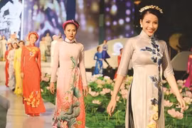 Honran belleza de Ao Dai, traje tradicional de mujeres vietnamitas 
