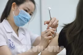 Aplican mil dosis en última fase de ensayo de vacuna vietnamita contra el COVID-19
