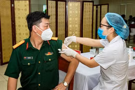 Vacunan contra el COVID-19 a pobladores en archipiélago vietnamita de Truong Sa