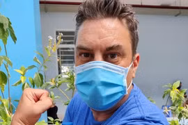 El canadiense Harry Hodge feliz con la inyección de vacuna contra COVID-19 (Fuente: Harry Hodge)