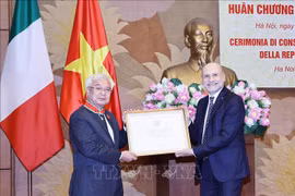 Honran a funcionario vietnamita con Orden del Mérito de Italia