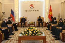 Ministro de Defensa de Vietnam recibe al embajador de Rusia