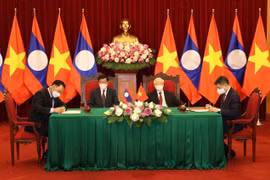 Máximos dirigentes de Vietnam y Laos asisten a firma de documentos de cooperación bilateral 