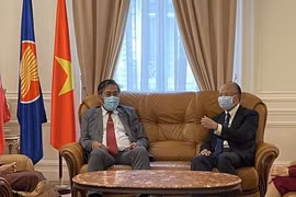 Diplomáticos de Laos en Francia felicitan a Vietnam por su Día Nacional
