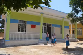 Entregan casas resistentes a tormentas para pobladores de isla vietnamita de Ly Son