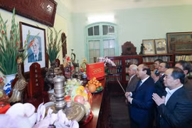 Premier de Vietnam rinde tributo a extintos dirigentes del país en ocasión del Tet
