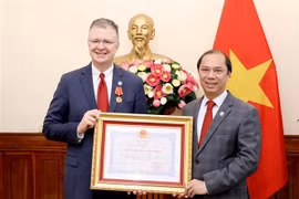 Embajador estadounidense en Vietnam recibe Orden de Amistad por sus contribuciones a lazos bilaterales