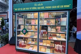 Presentan estantería sobre Presidente Ho Chi Minh