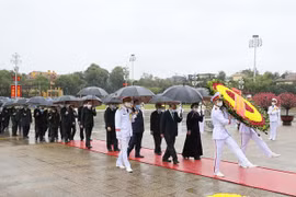  Dirigentes de Vietnam rinden tributo al Presidente Ho Chi Minh en ocasión del Año Nuevo Lunar