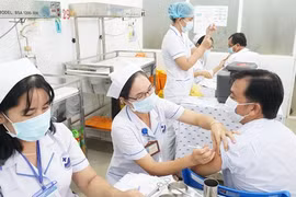 Proponen vacunar contra COVID-19 a expertos extranjeros en Vietnam 