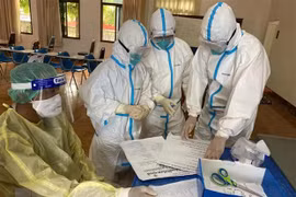 Laos concede medalla de amistad a médicos militares vietnamitas por su apoyo al control del COVID-19 