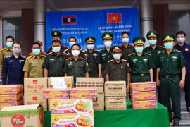 Vietnam dona alimentos, equipos y suministros médicos a guardia fronteriza de Laos