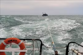 Rescatan en Vietnam a 11 pescadores accidentados en el mar 