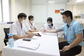 Más de 240 voluntarios reciben inyección de vacuna vietnamita Nano Covax contra COVID-19